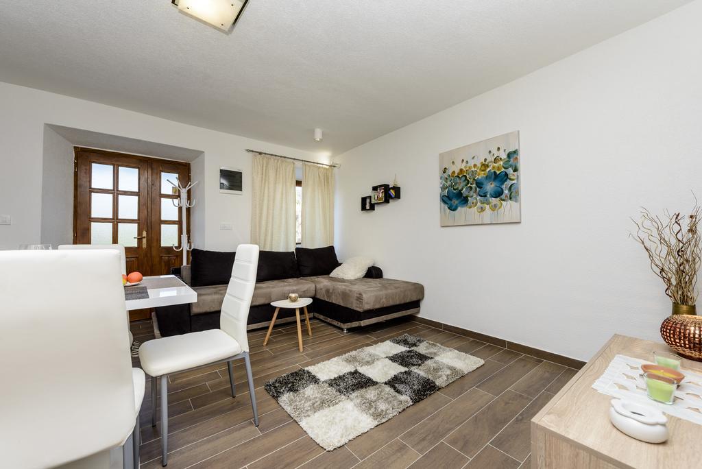 Apartment Mistral - Cosy Apartment With Sea View Molunat Kültér fotó